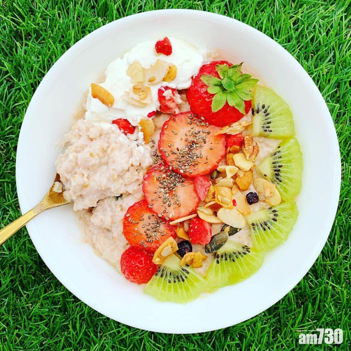 燕麥杯食譜|奇異果和士多啤梨的糖分亦相對較低。(instagram@simplenutrition247)