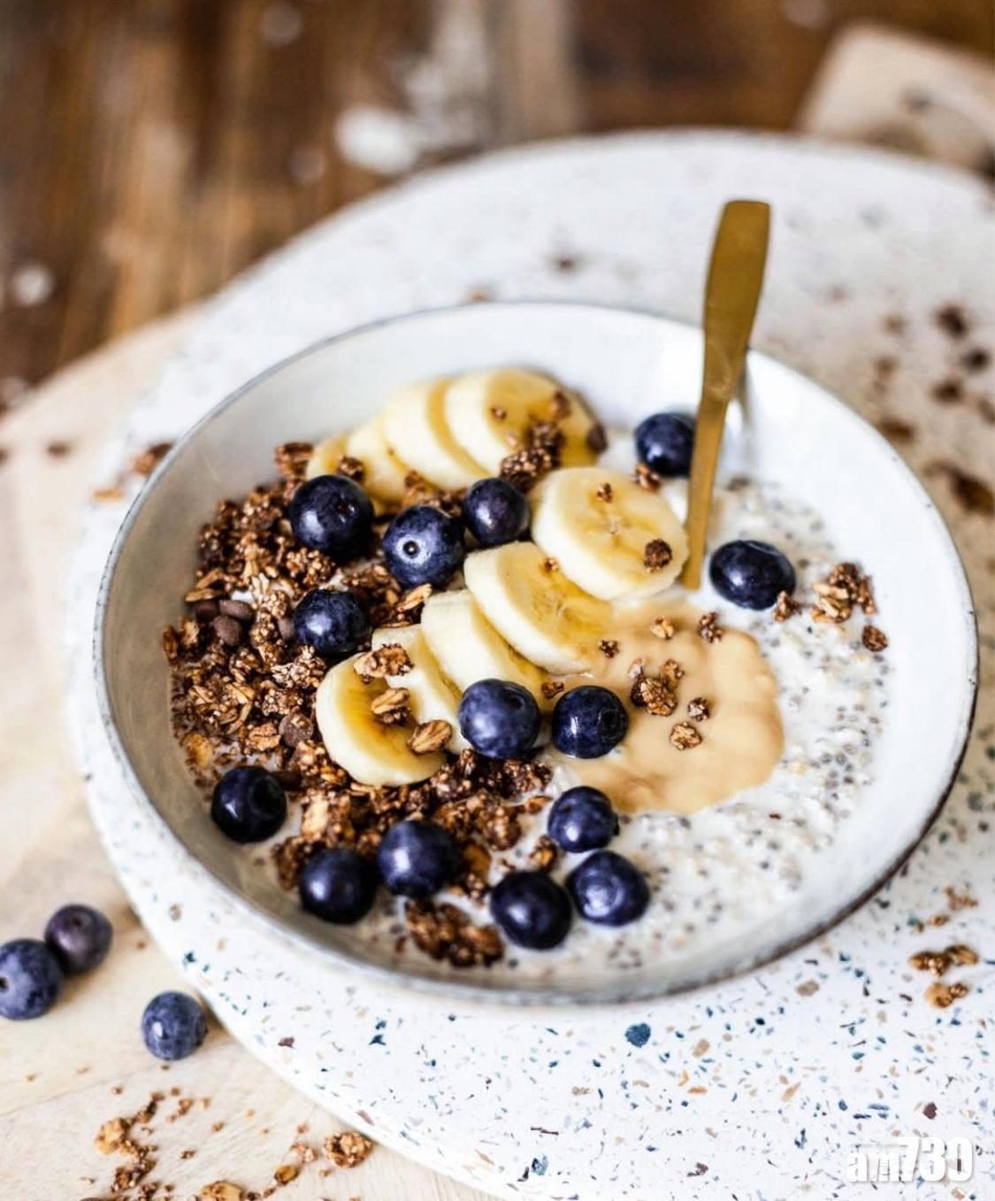 燕麥杯食譜|藍莓和香蕉作為水果的配搭特別合適。 (instagram@_food_enthusiast_)