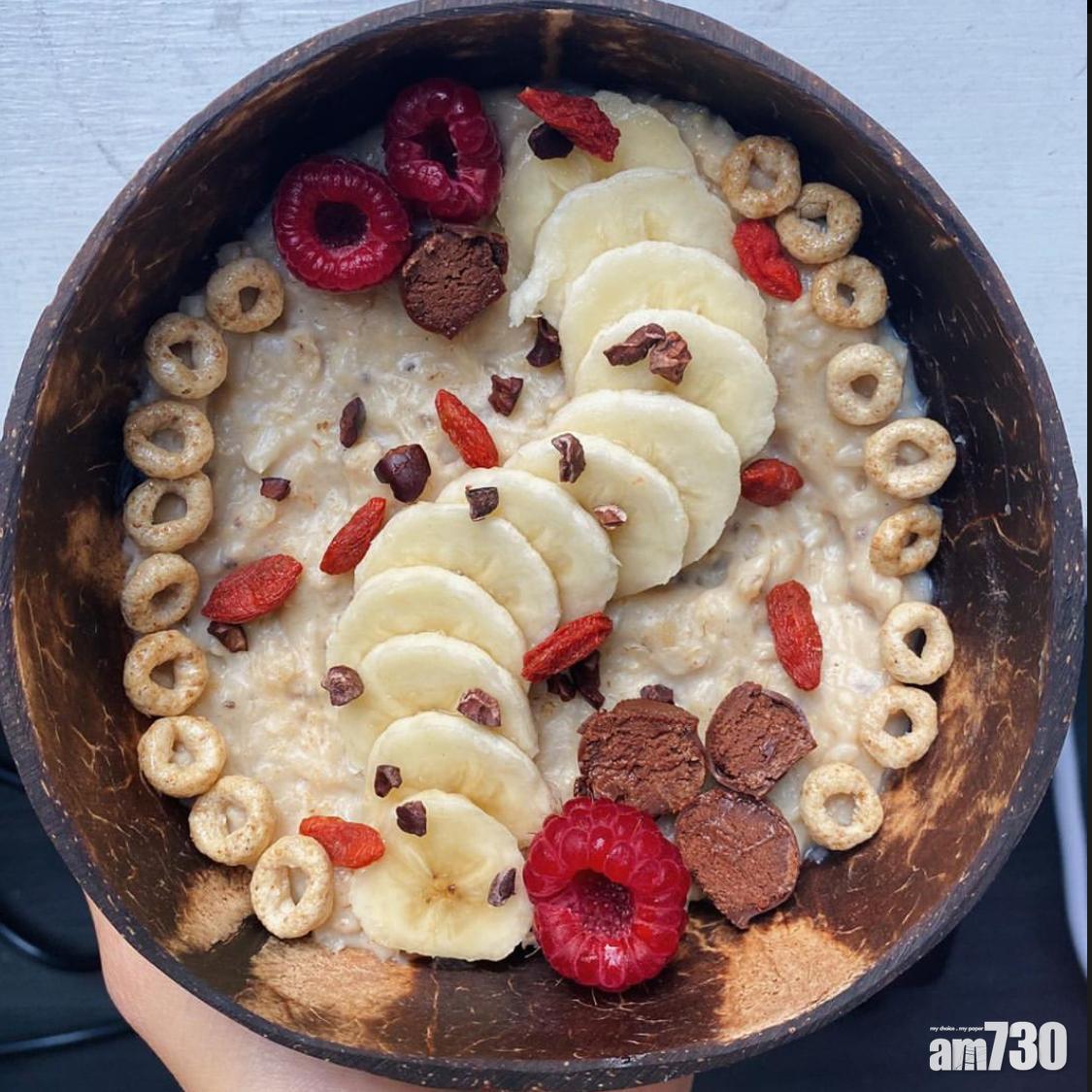 燕麥杯食譜|隔夜燕麥其實還可以熱食。 (instagram@minimin.eats)