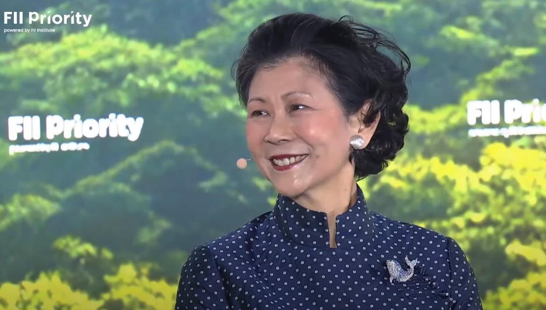 被指為李嘉誠的「紅顏知己」周凱旋今年排名降至42位,估計身家為19.5億美元。