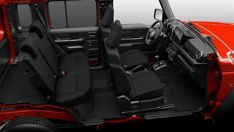 Suzuki Jimny Nomad 五門版所有按鍵和操控設計都以實用性為優先考量,並新增了後座電動窗控制和後座窗框飾條