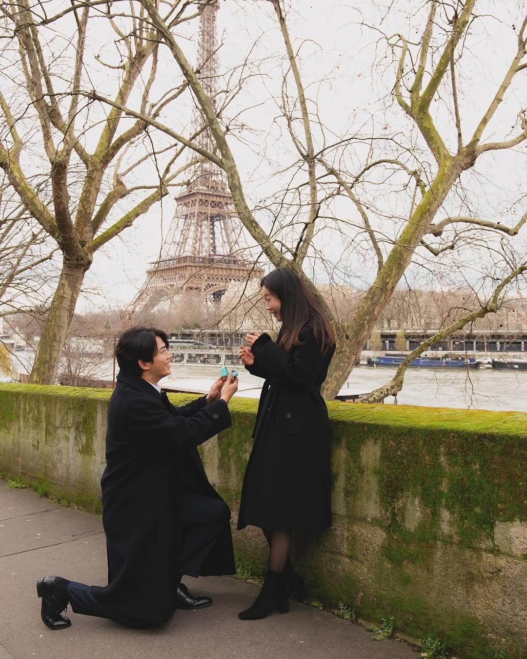 澤演在巴黎下跪求婚過程在網上曝光。