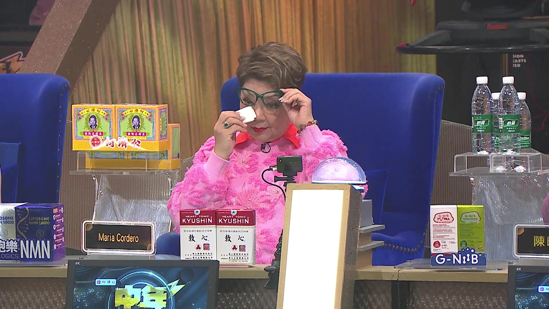 連肥媽被歌聲感動得流眼淚。