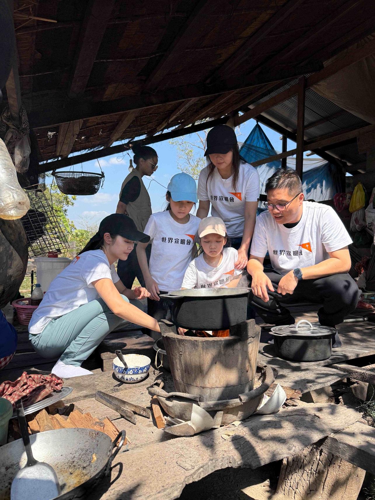 衛詩雅與劉偉恒探訪特困家庭,與他們一起下廚。