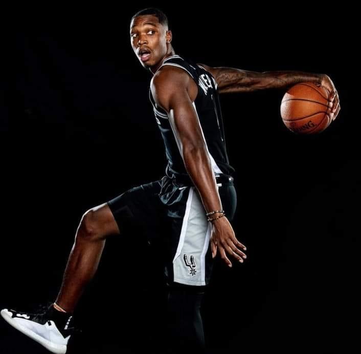 朗尼獲加(Lonnie Walker IV)在馬刺出道,當時外號「行路草」。