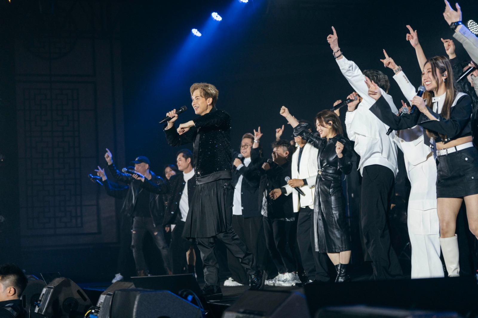 一班《中聲1》生,上台撐冠軍的吉吉。