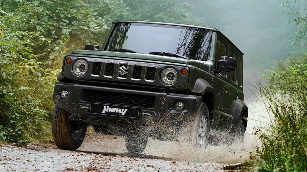 Suzuki Jimny Nomad 五門版方正的車身搭配標誌性的五孔直瀑式水箱護罩,辨識度極高。