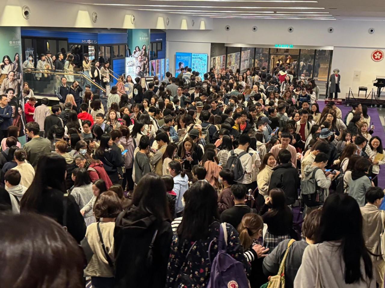 音樂會結束後,上千人在等候江老師簽名。(作者提供)