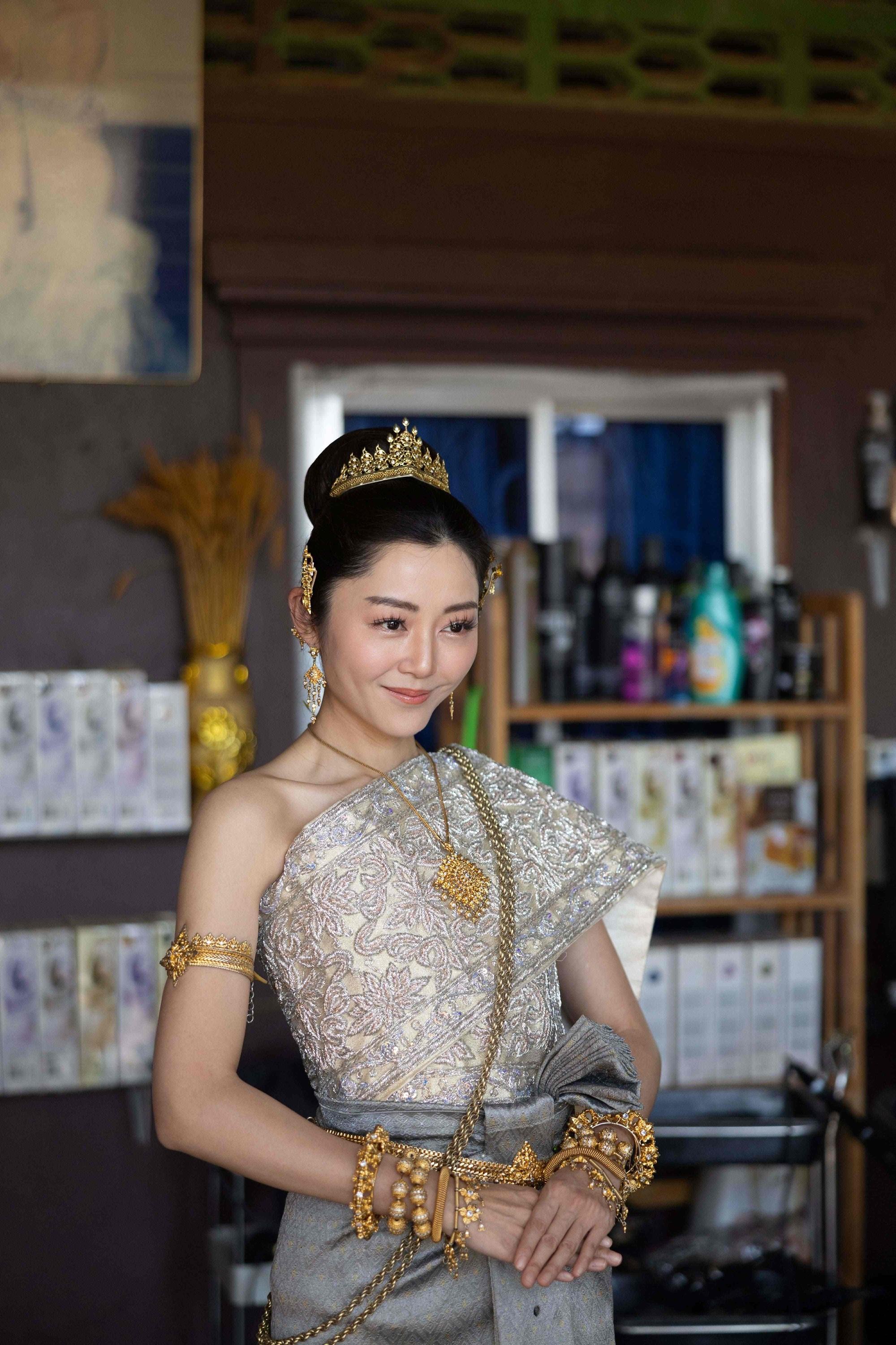 衛詩雅獲柬埔寨人氣化妝造型師化皇室新娘妝。