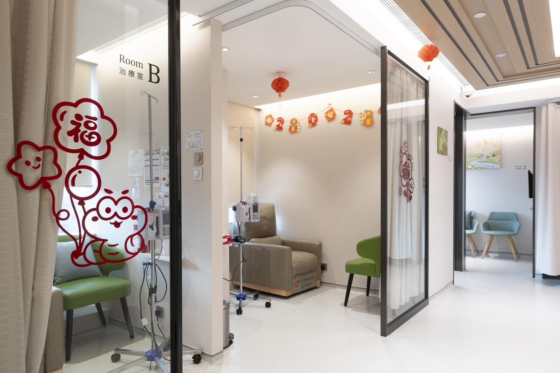 腫瘤中心具備寧靜舒適環境,讓患者輕鬆接受醫療諮詢和藥物治療。