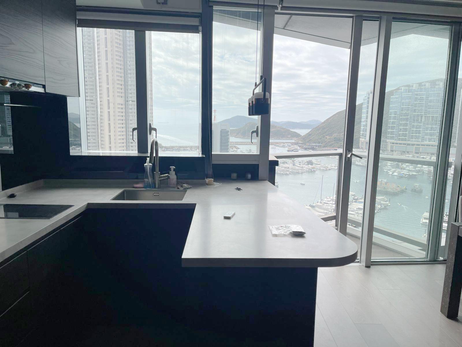 廚房位於下層,採開放式設計,下廚時也有靚海景相伴。