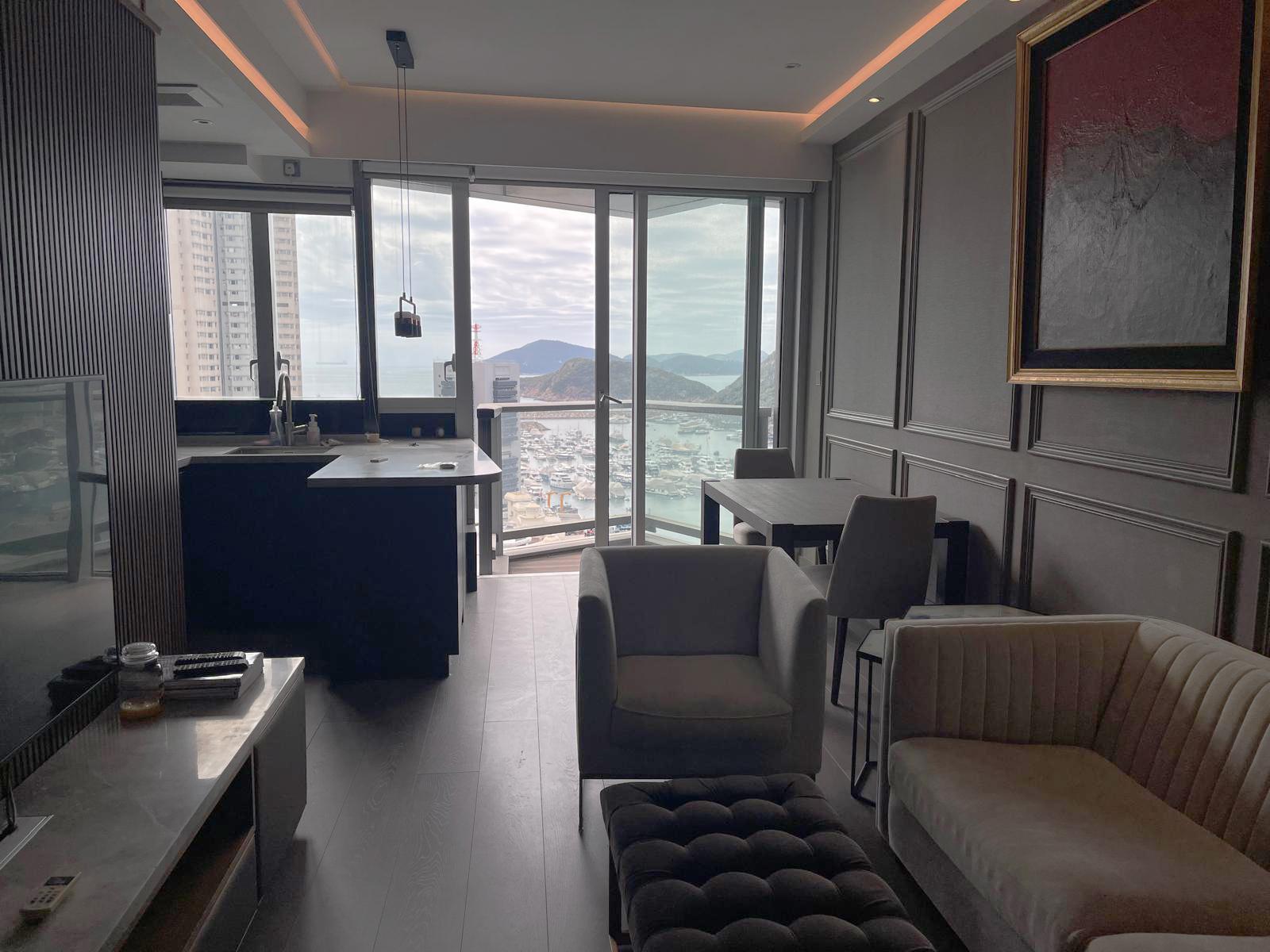 長方形大廳外接露台,裝修雅緻新淨。