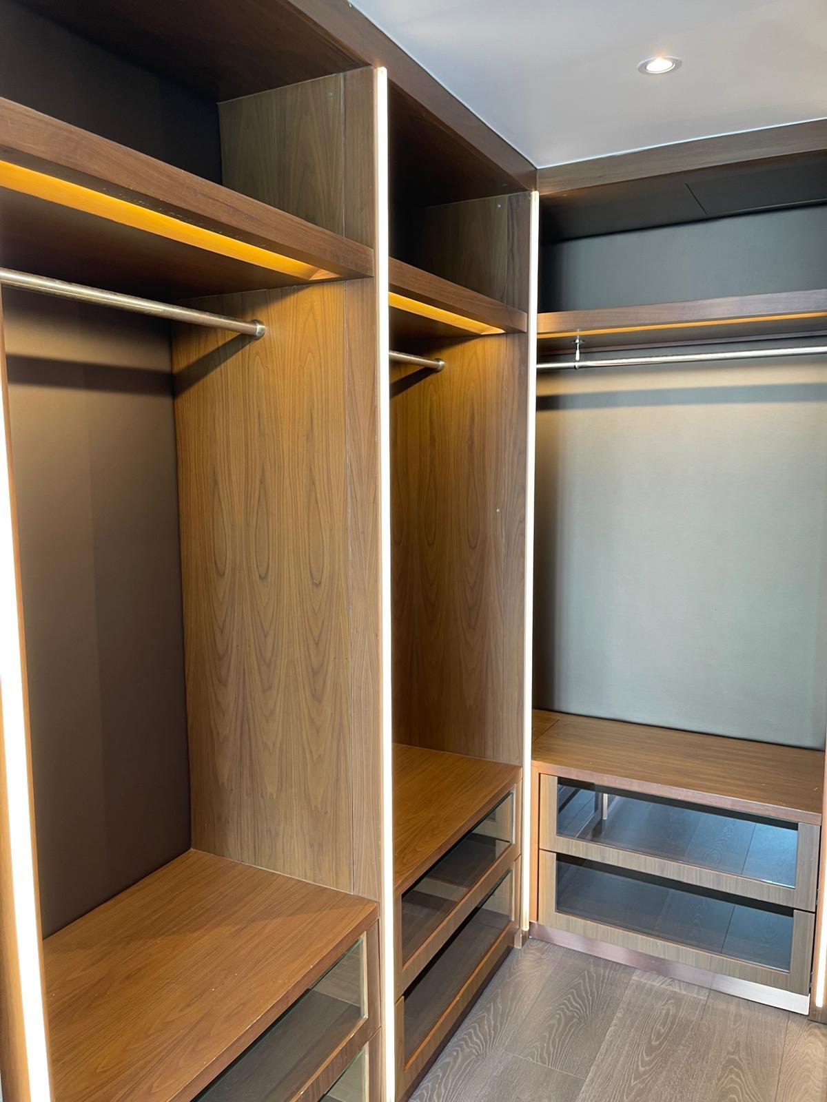 睡房設有衣帽間,提供不少收納空間。