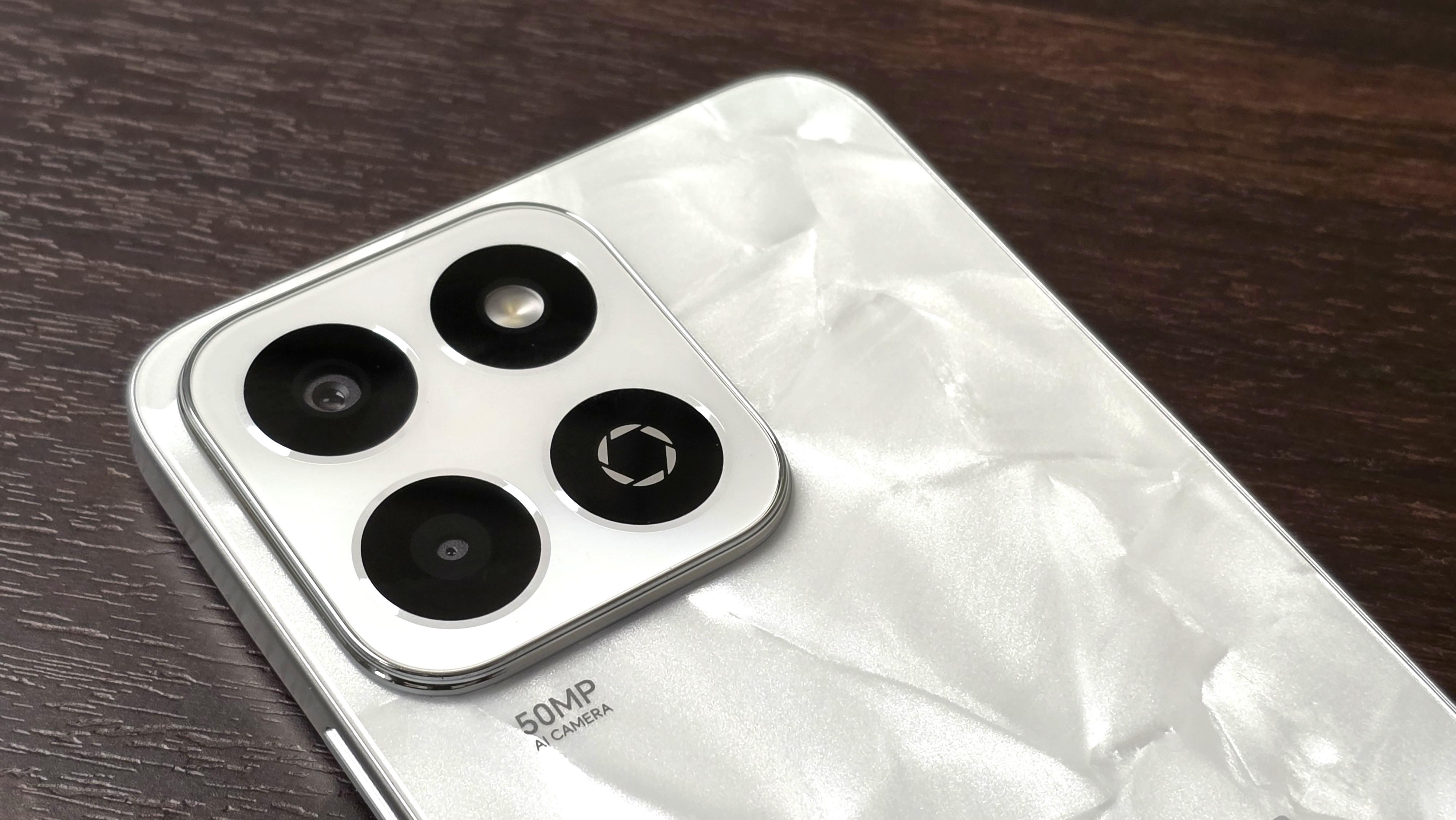 後置鏡用上格仔布局,配備500萬像素主鏡。