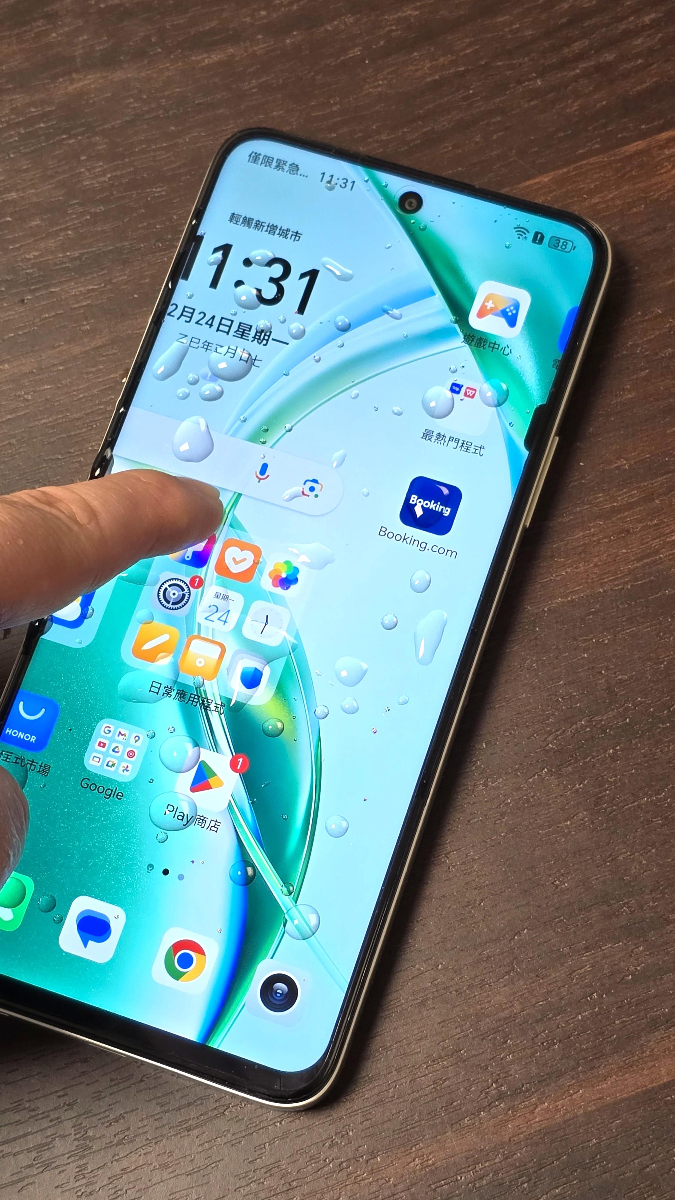 手機符合IP64防塵防水等級,即使濺濕手機仍無阻操控。