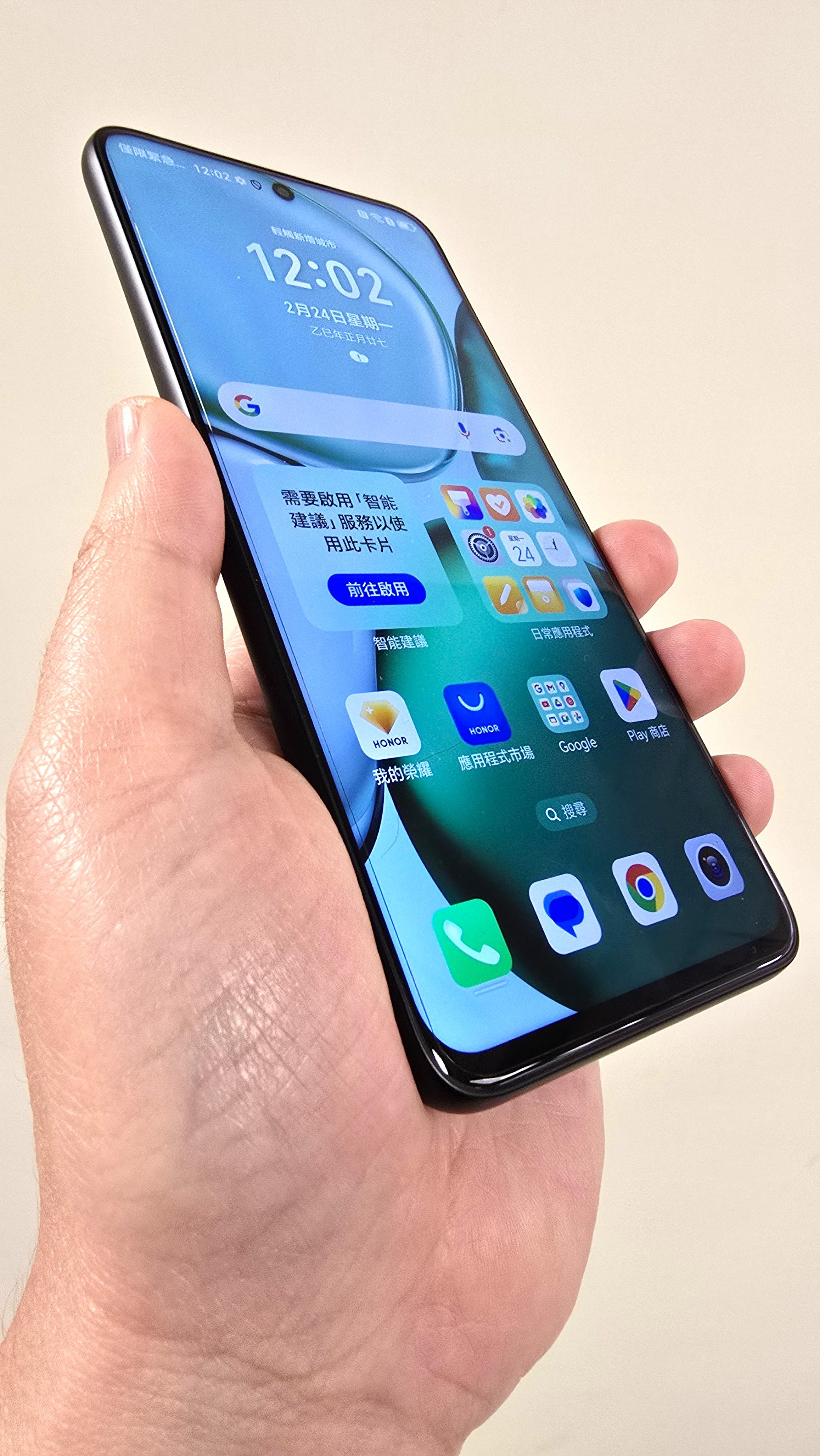 圓弧邊框機身,纖巧得來又易於握持。