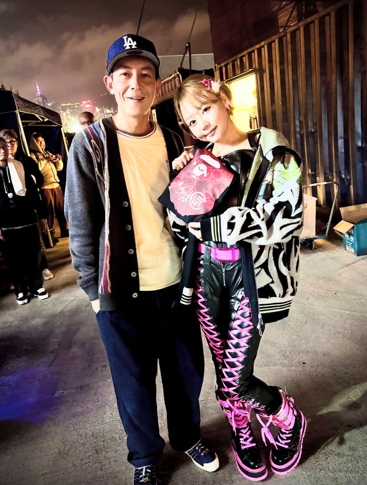 濱崎真緒近日還與陳冠希集郵,並配上對方名曲《香港地》引起網民熱烈討論。