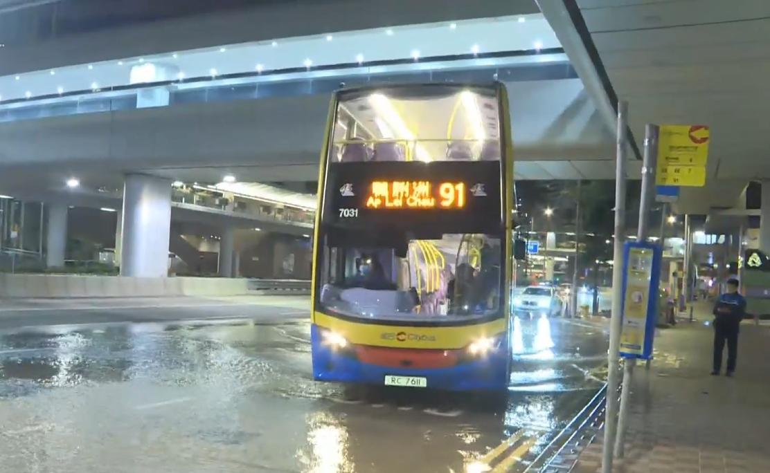 中環發生爆水管事件。(有線電視新聞截圖)