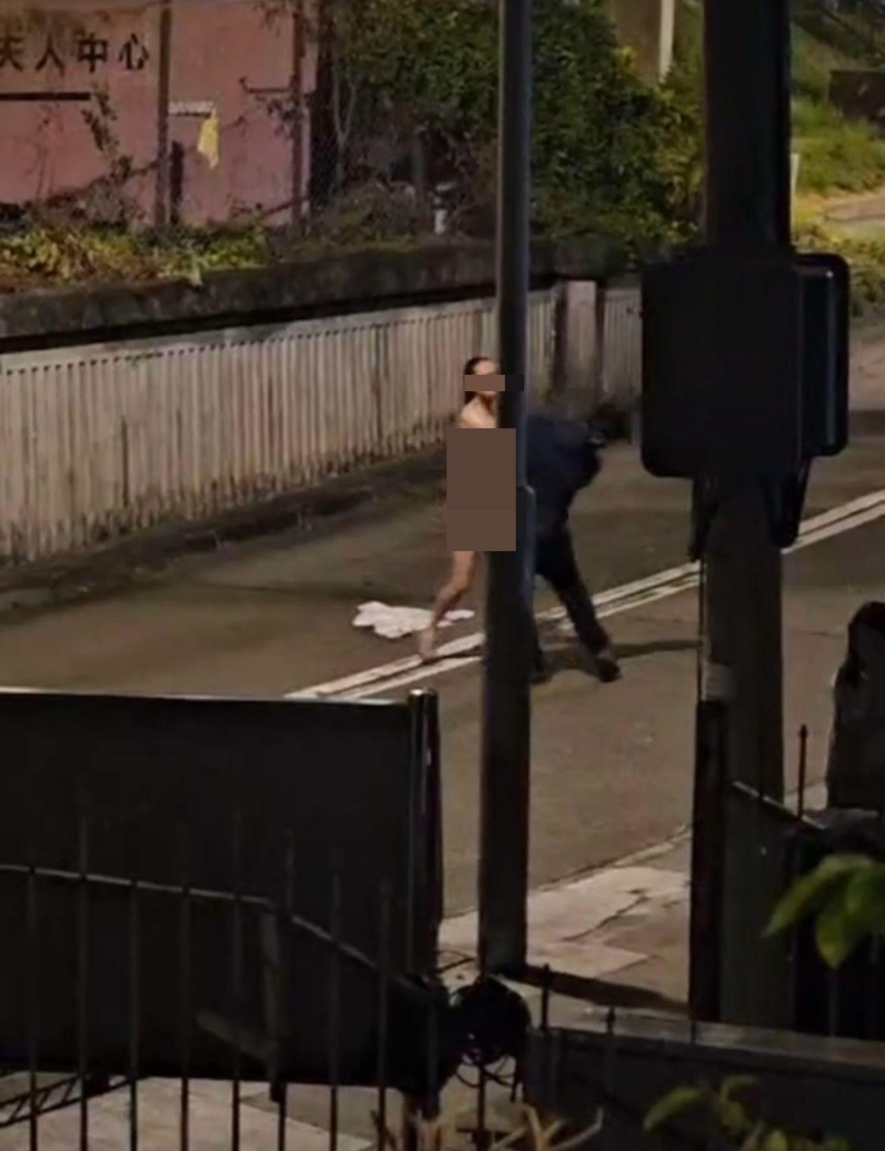 該女子當街除衫,站在荃灣行車線上怒摑男子。(網片截圖)