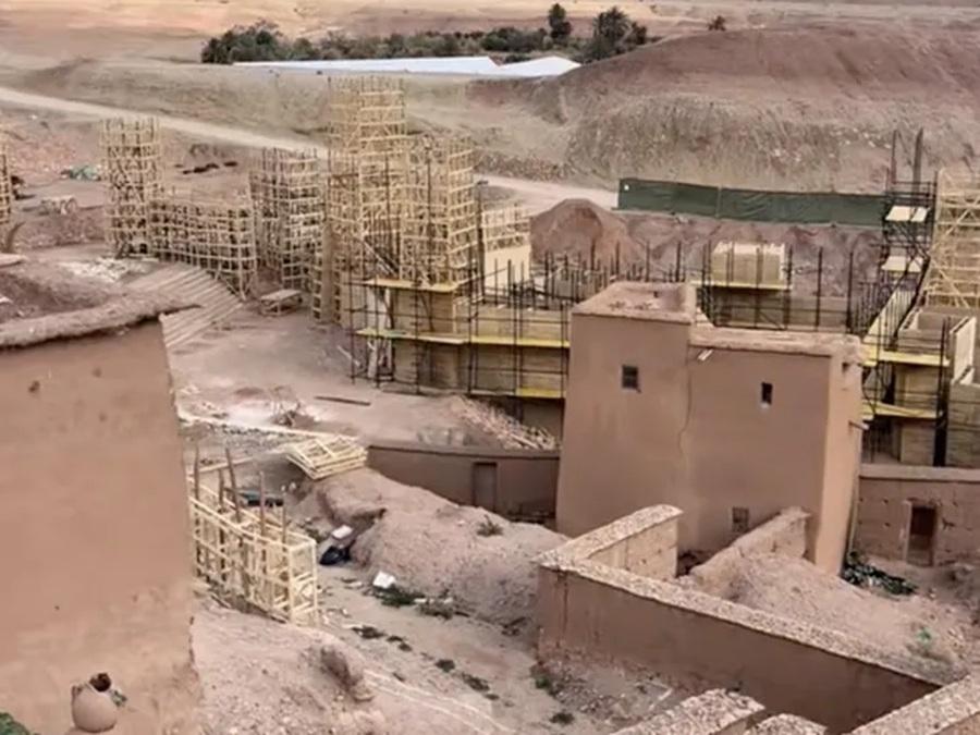 片場搭建多個堡壘。