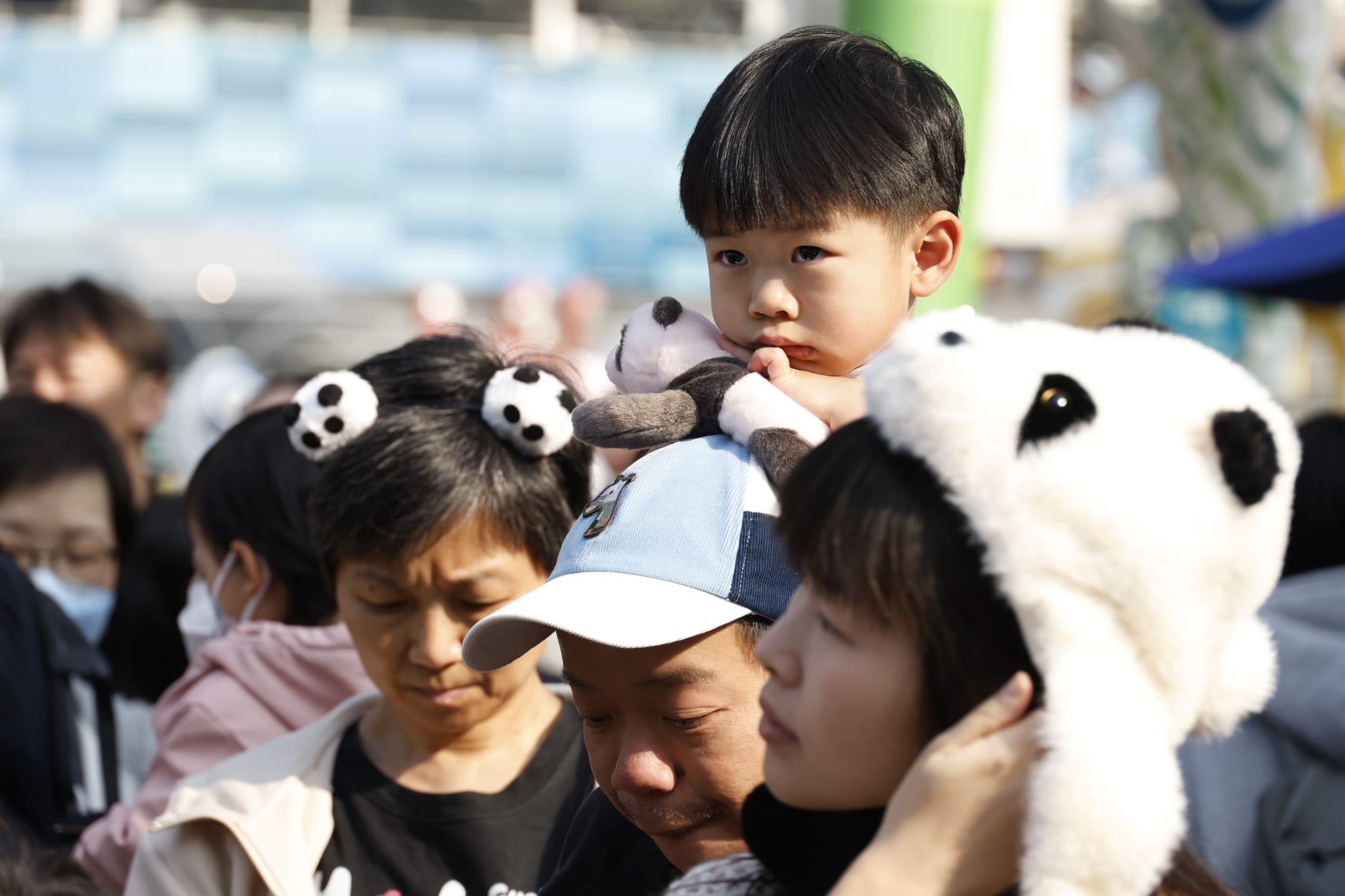 觀眾帶同相關紀念品入場。(林俊源攝)