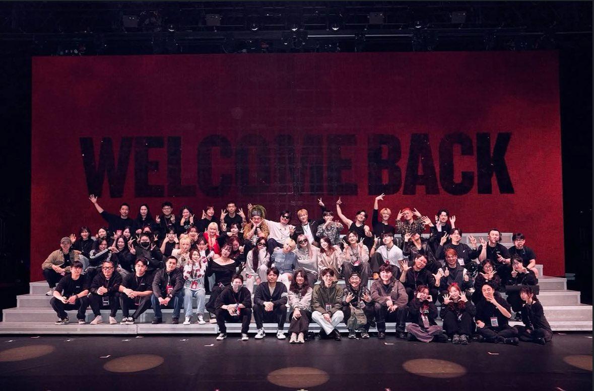 2NE1與團隊完show後大合照。