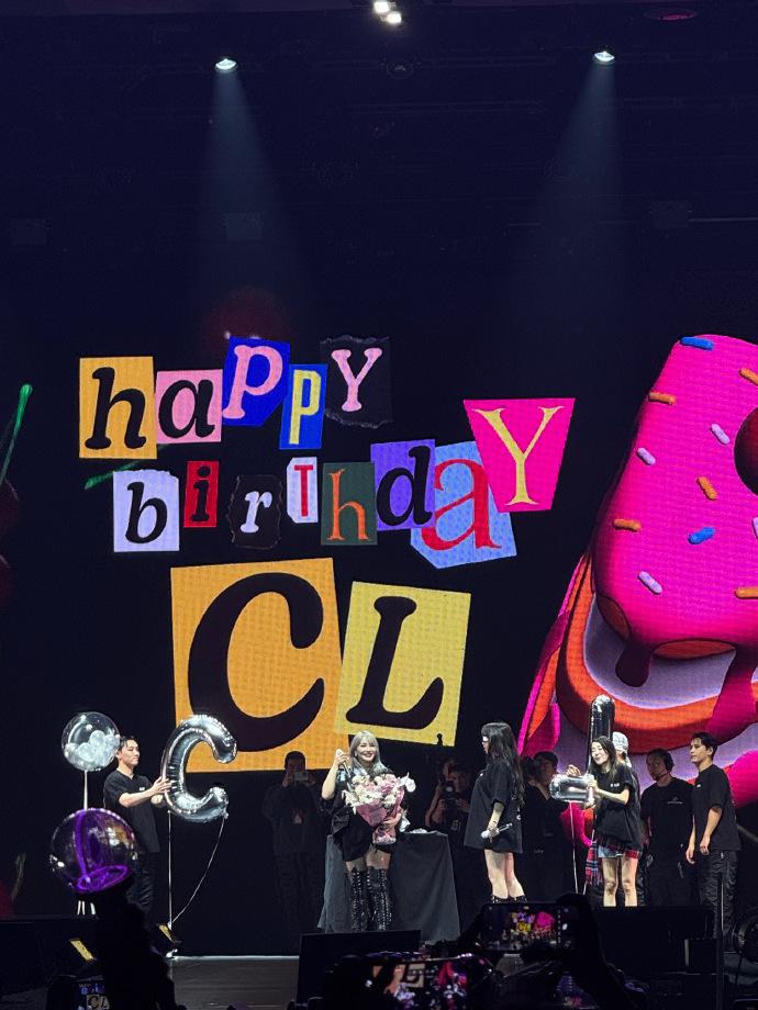 在演唱會裡,樂迷與隊員為隊長CL慶祝生日。