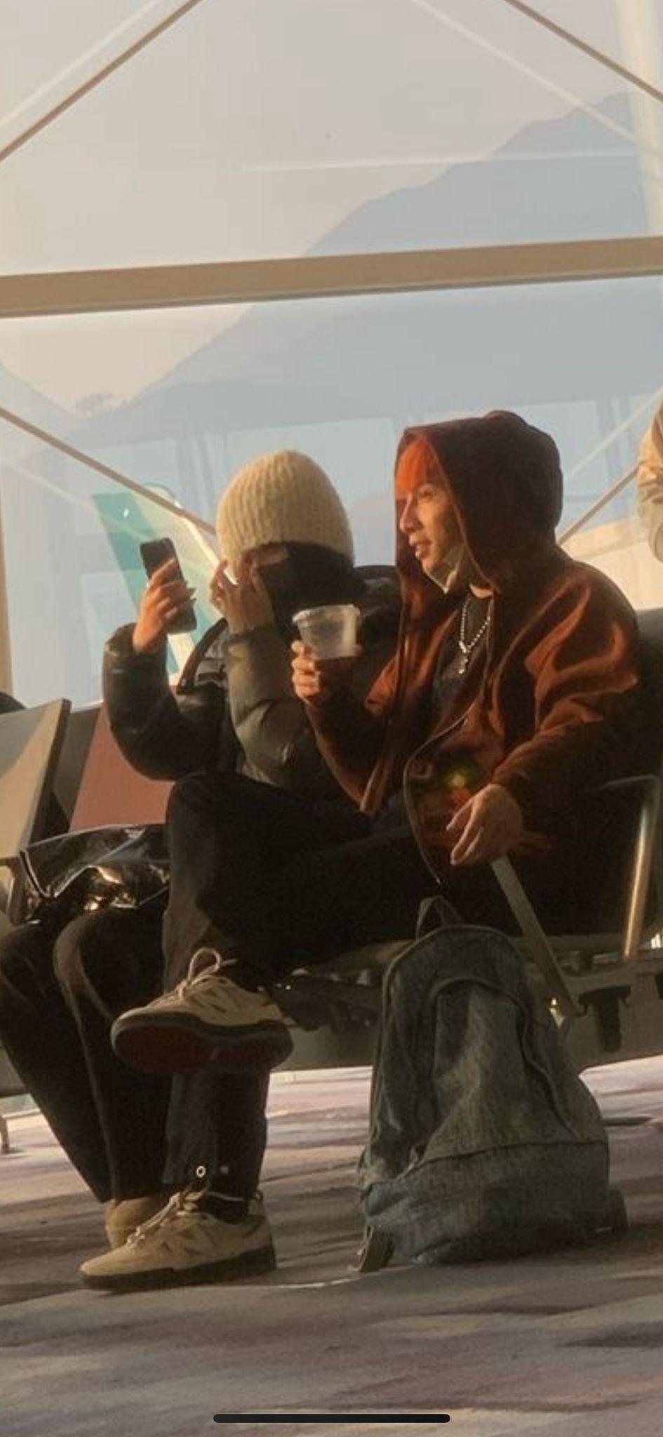 Jessica包到實,與Billy Choi出現在香港機場候機室。