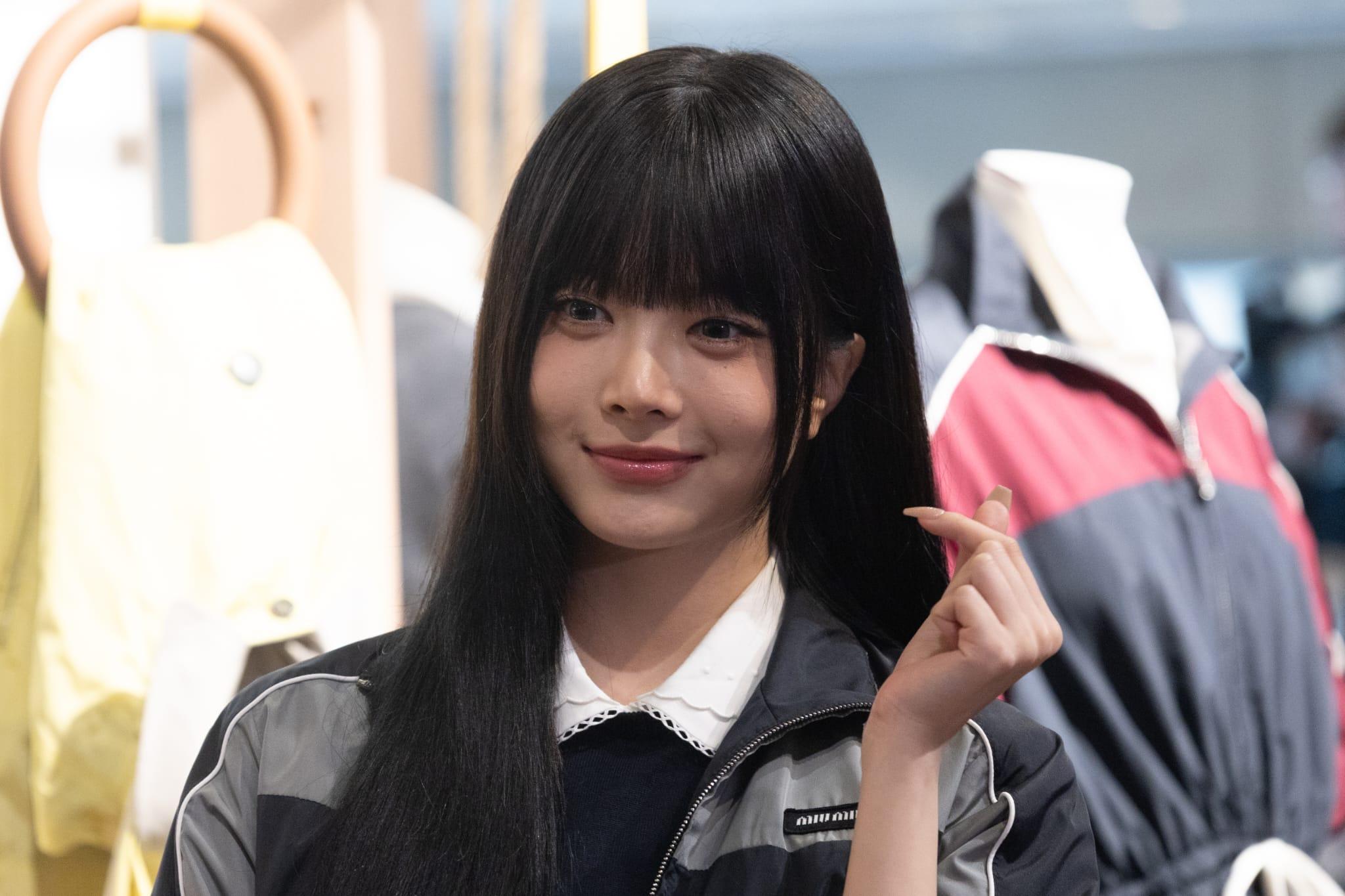 洪恩採非常識做,不停對fans派心心。