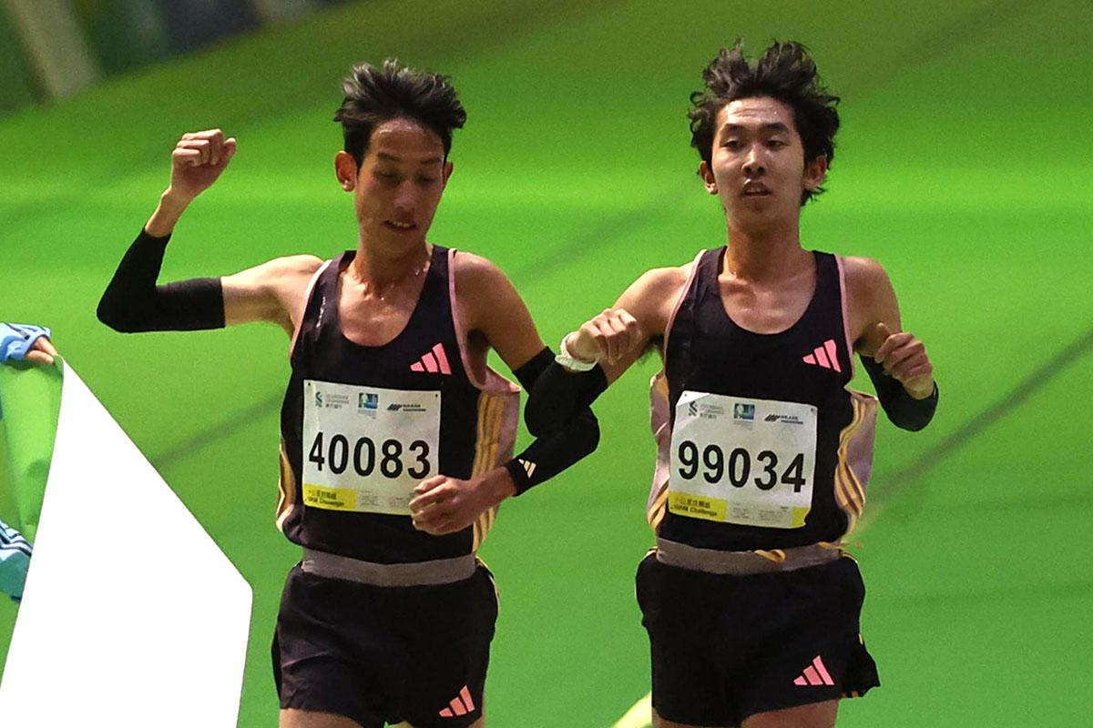 男子10公里賽的內地跑手徐國歌(左),因佩戴非本人的號碼布被DQ,賽事由一同衝線的另一內地跑手劉艾岩(右)奪冠。(資料圖片)