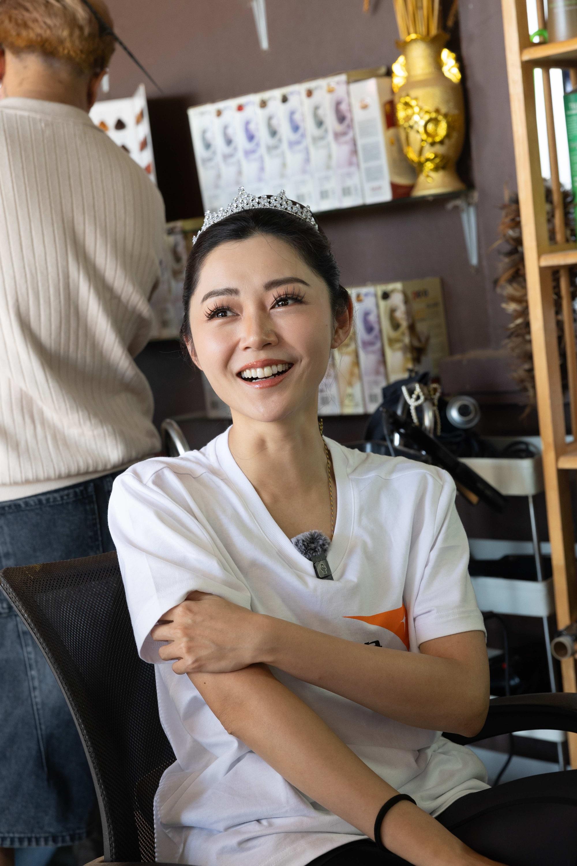 衛詩雅獲柬埔寨人氣化妝造型師化皇室新娘妝。