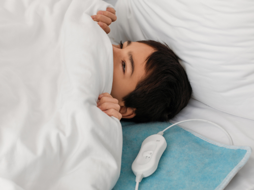 基於安全考慮,3歲以下幼童、行動不便人士、長期臥床者,以及對熱不敏感的人士都不宜使用電暖氈。