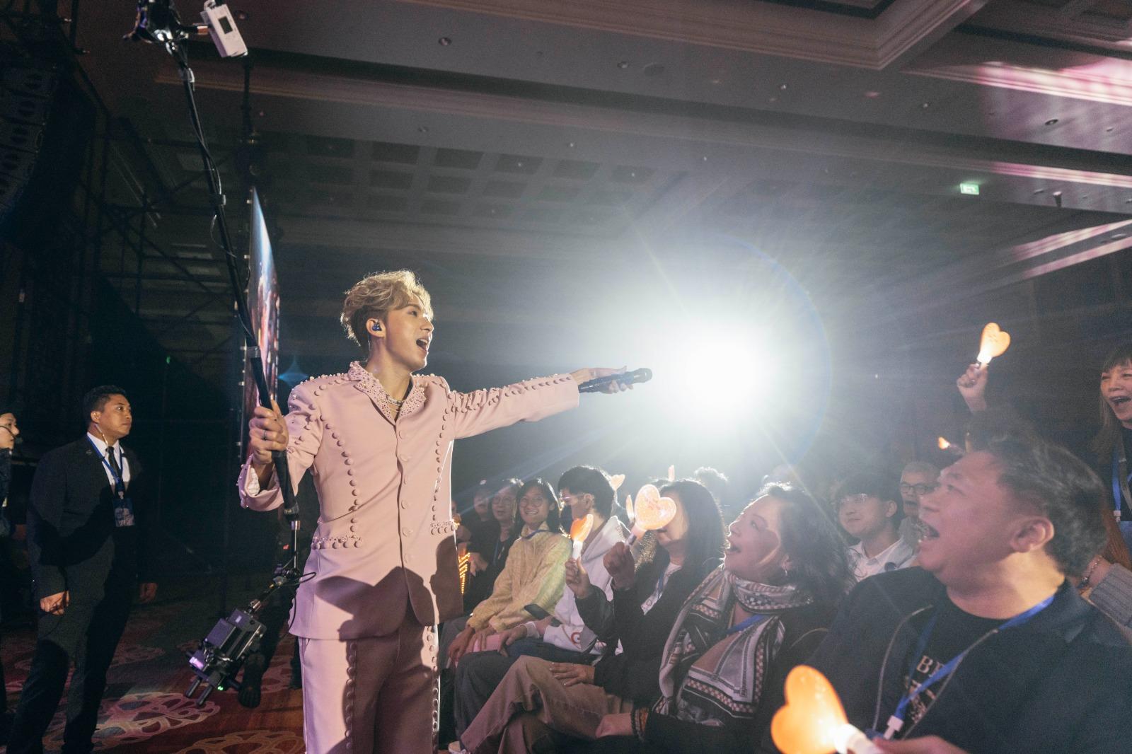 吉吉落力演出答謝全場觀眾,獲得全場齊聲答「很正」。