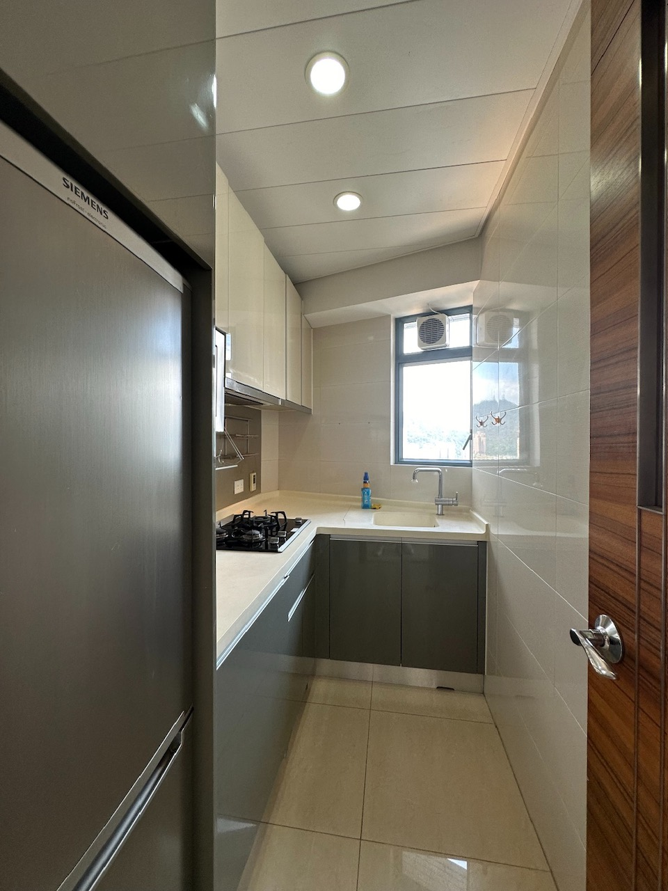 廚房裝修新淨,配套齊全。(代理提供)