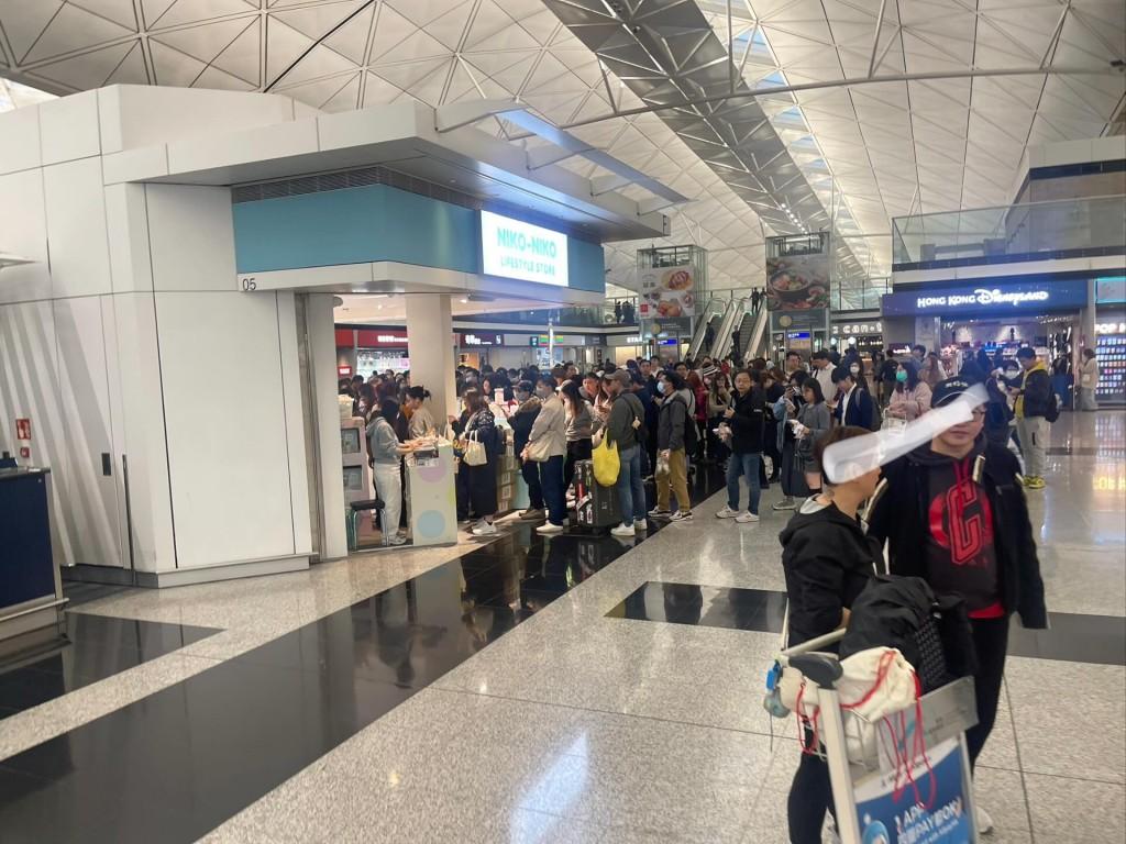 機場清晨現百人長龍,為搶購人氣公仔不惜錯過航班(Facebook圖片)