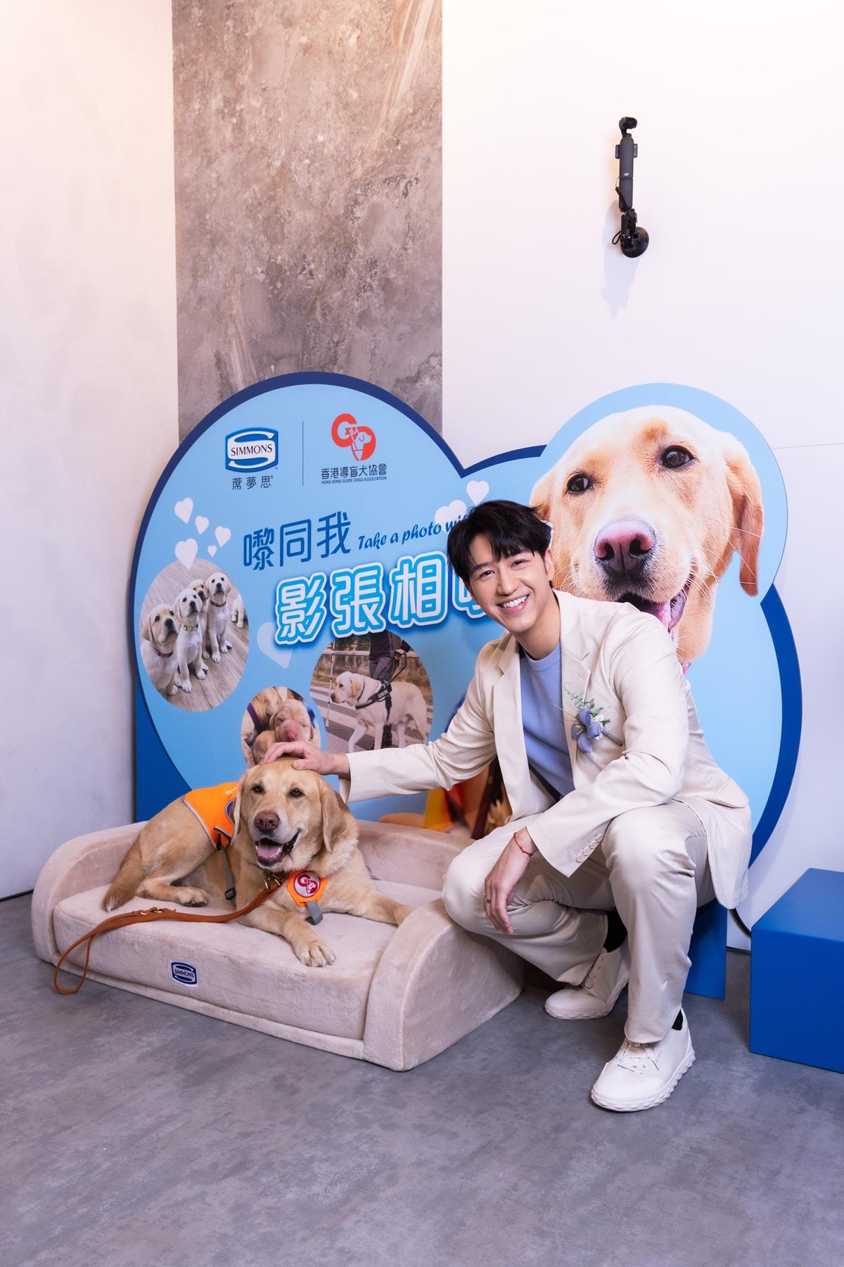 Jay Fung訓練有素,2與導盲犬相處得非常好。