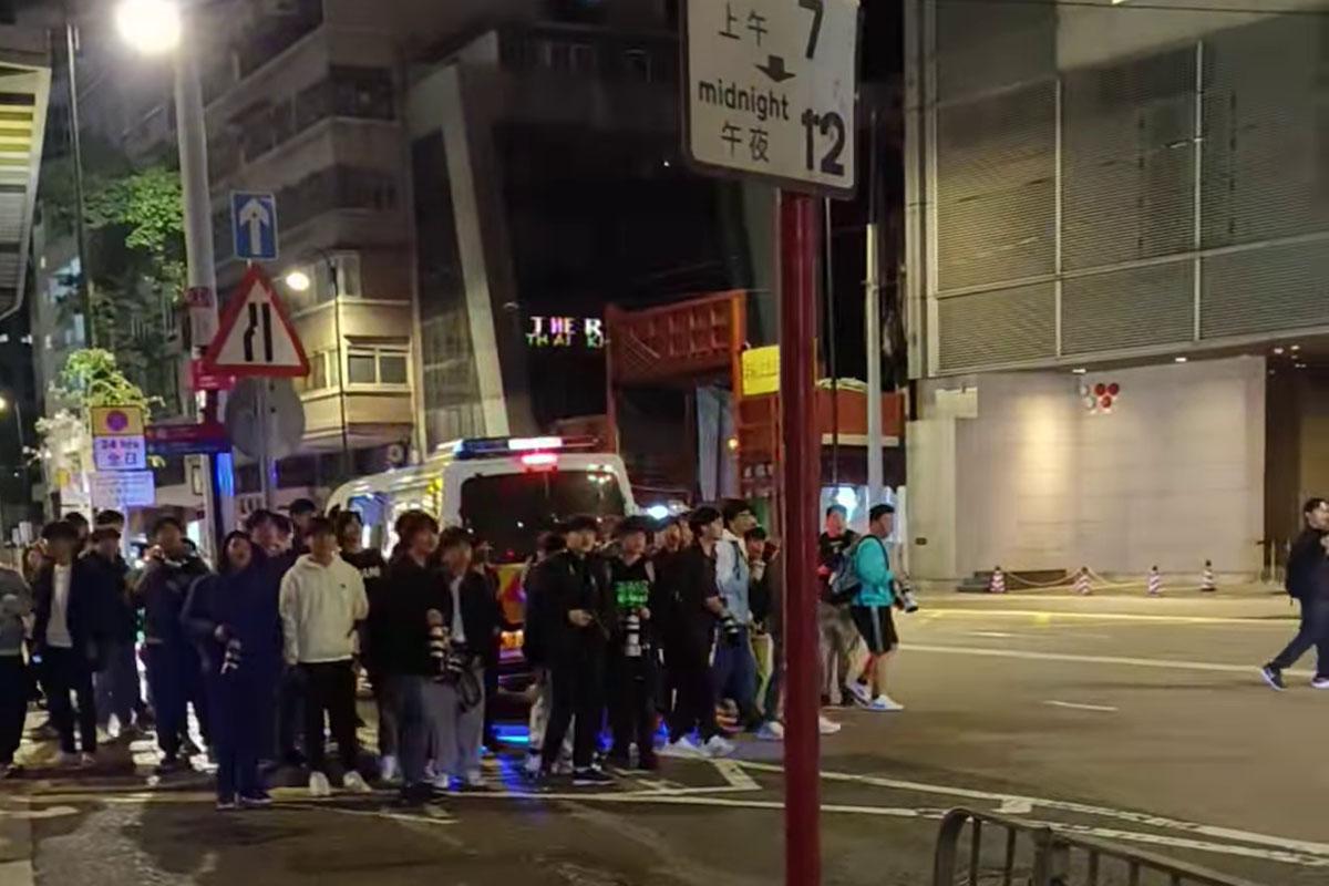 一批巴士迷凌晨站在禮頓道,準備拍攝渣打馬拉松特別路線。(網上影片截圖)