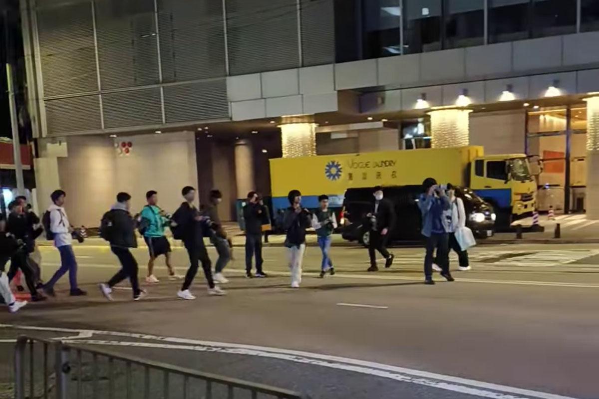 一批巴士迷凌晨站在禮頓道,準備拍攝渣打馬拉松特別路線。(網上影片截圖)