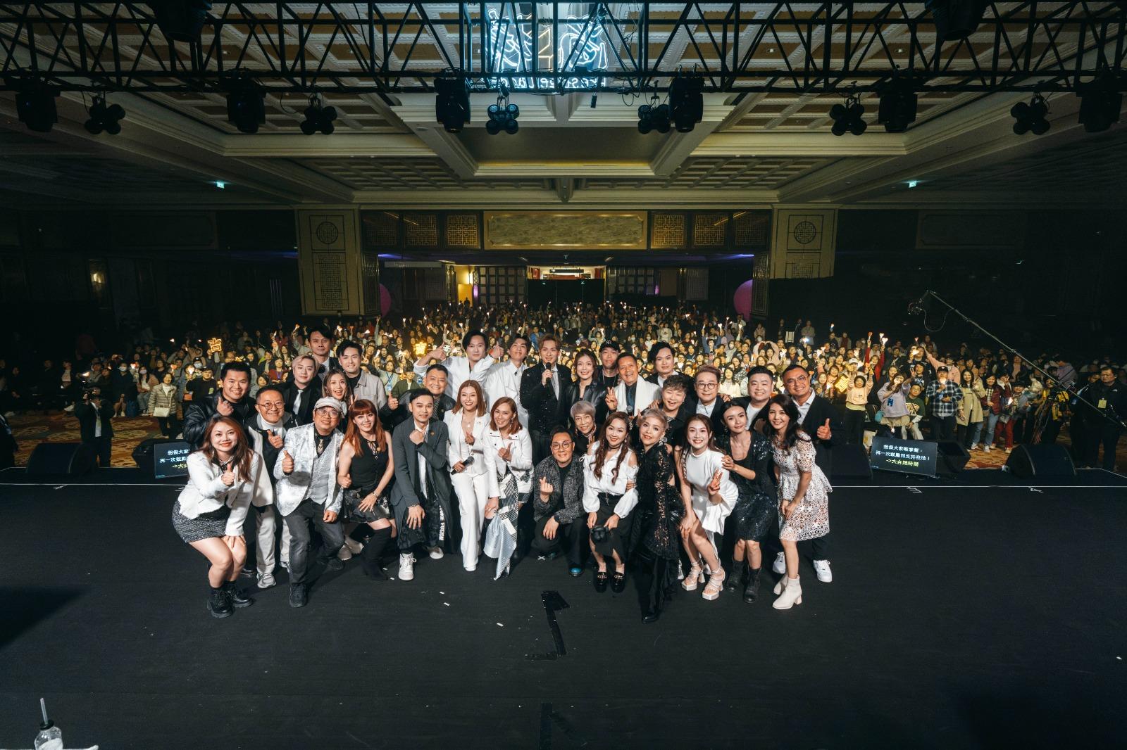完騷後眾人於台上大合照。