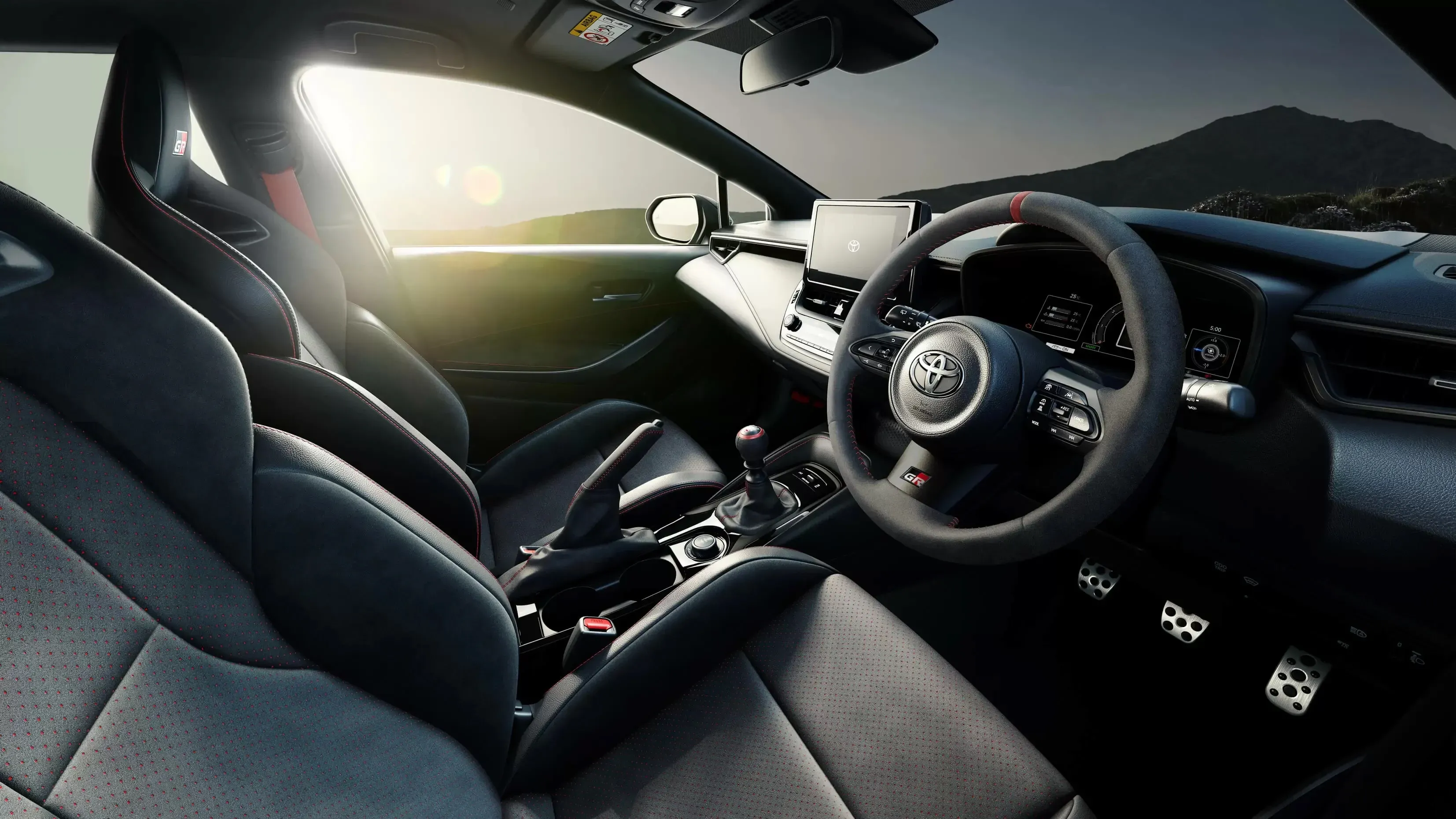 Toyota GR Corolla進化版車箱內部同步升級,採用 Ultrasuede 材質的軚盤、波棍頭和煞車拉桿。