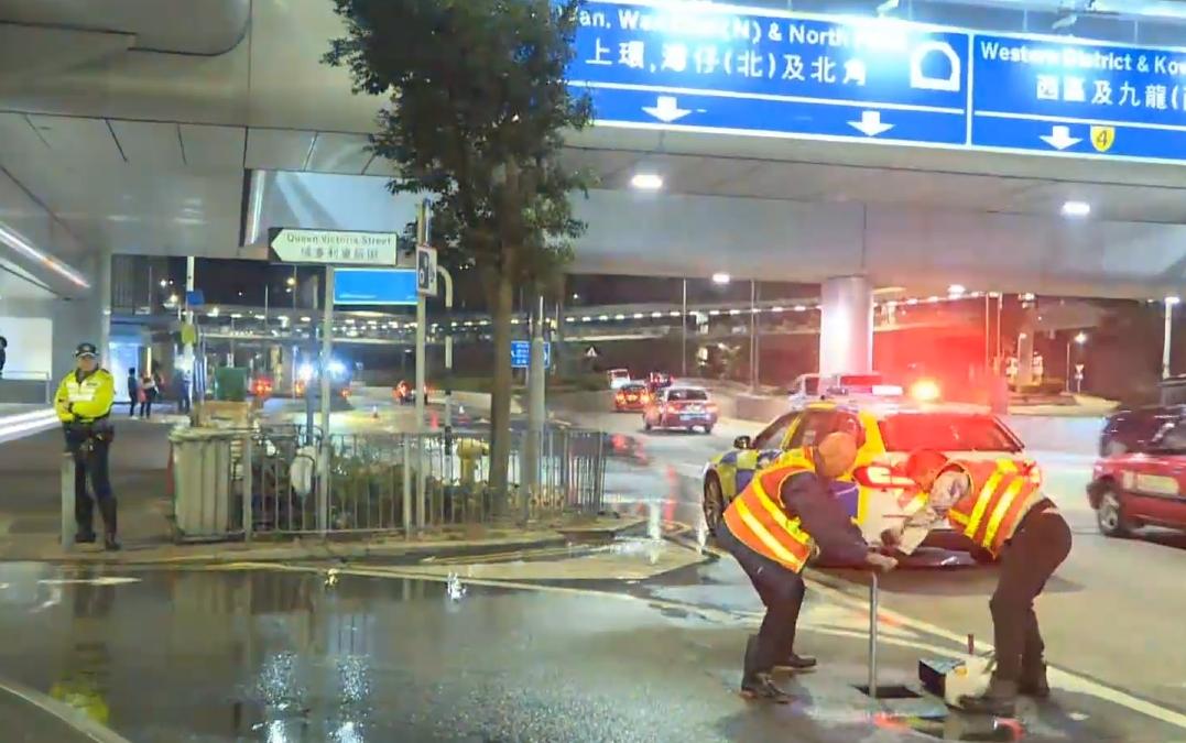中環發生爆水管事件。(有線電視新聞截圖)