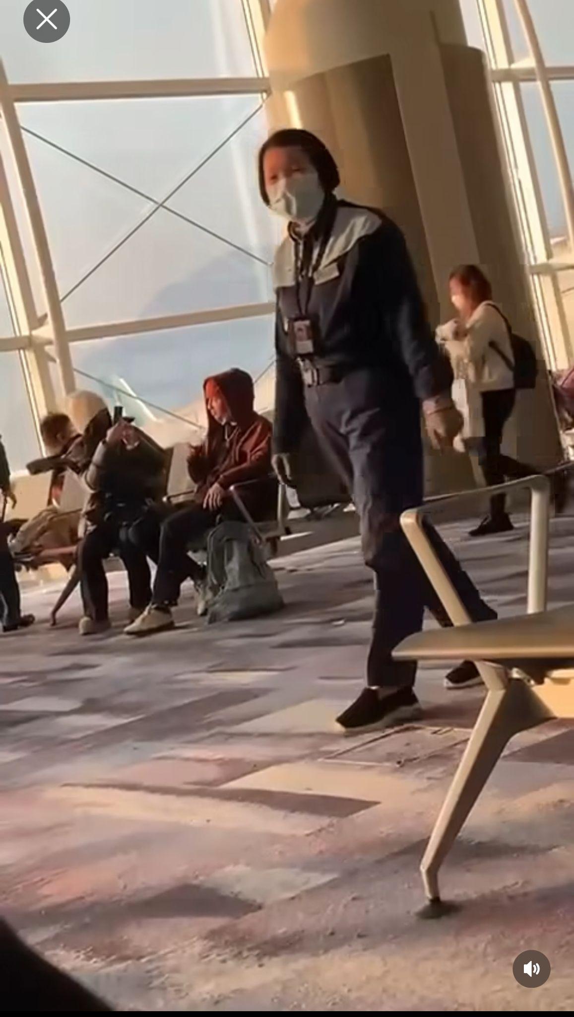 Jessica溫馨為Billy Choi拍照。