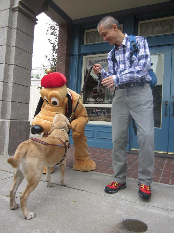 導盲犬Deanna與「爸爸」曾建平到處遊玩。(fb「Deanna Guidedog 導盲犬」圖片)