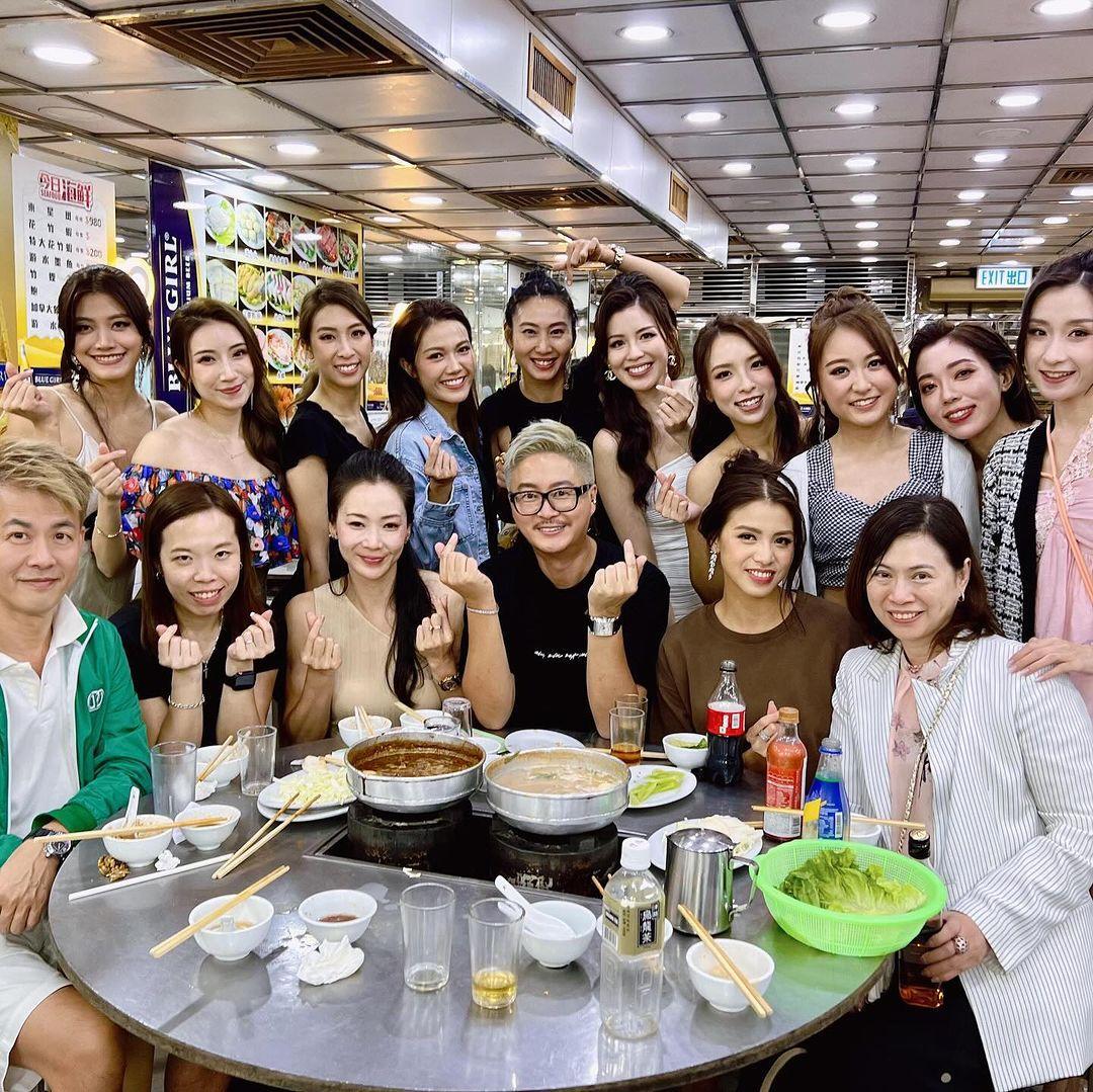 兩位導師莊韻澄與何國鉦,率領一眾佳麗打邊爐慶功。