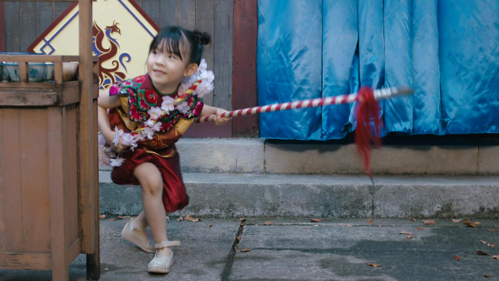 飾演「賣花妹」的小演員吳熙兒,因為一句「收嗲啦你」對白十分搶fo。