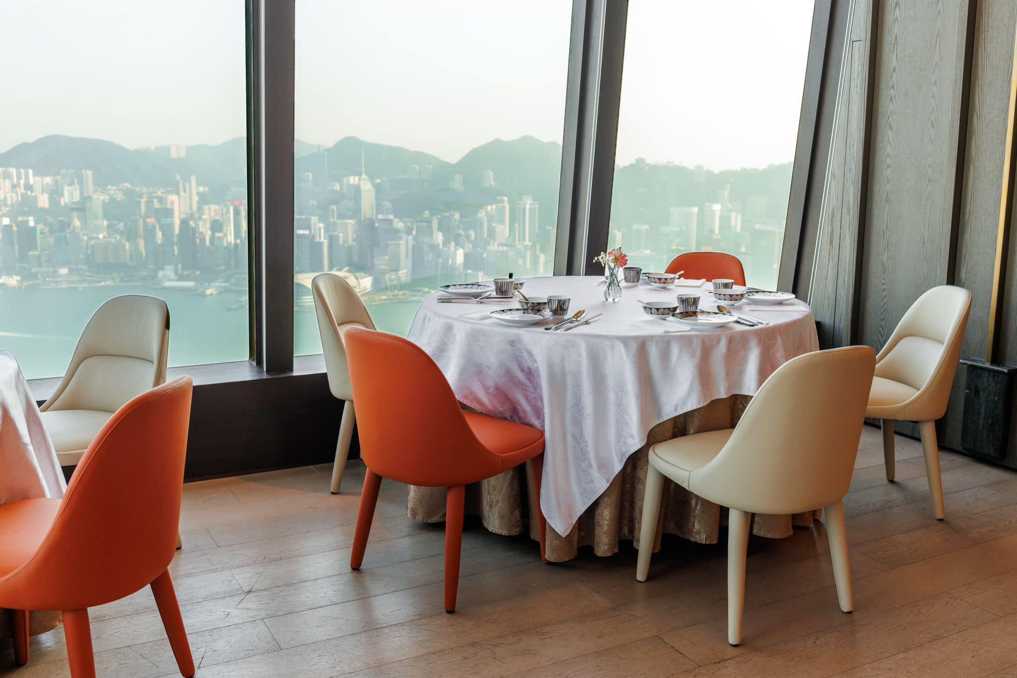 閩粵軒坐擁270度無敵維港海景。