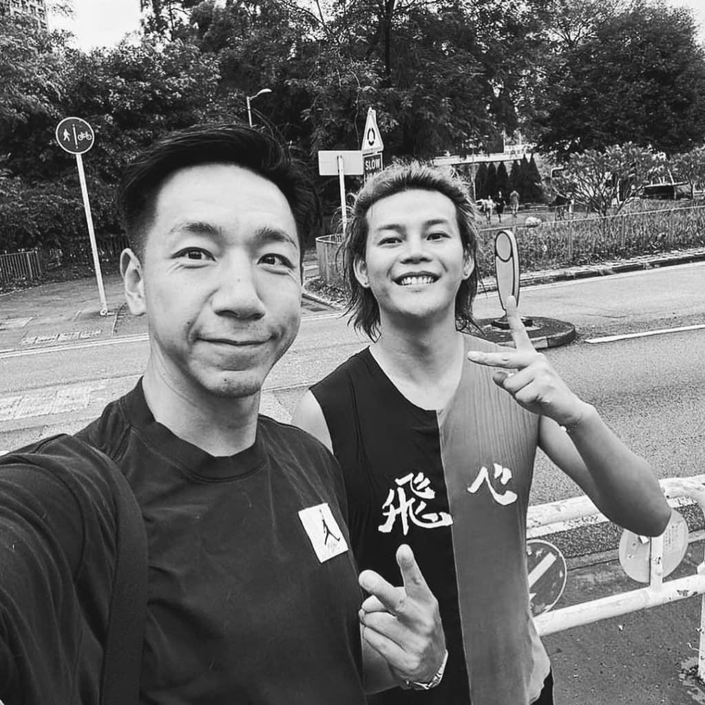 阮民安上載保錡與柳俊江的合照,指阿叻與2019年7月21日的白衣人認識,他與阿叻合照如何對得住當日被打到頭破血流的柳俊江。