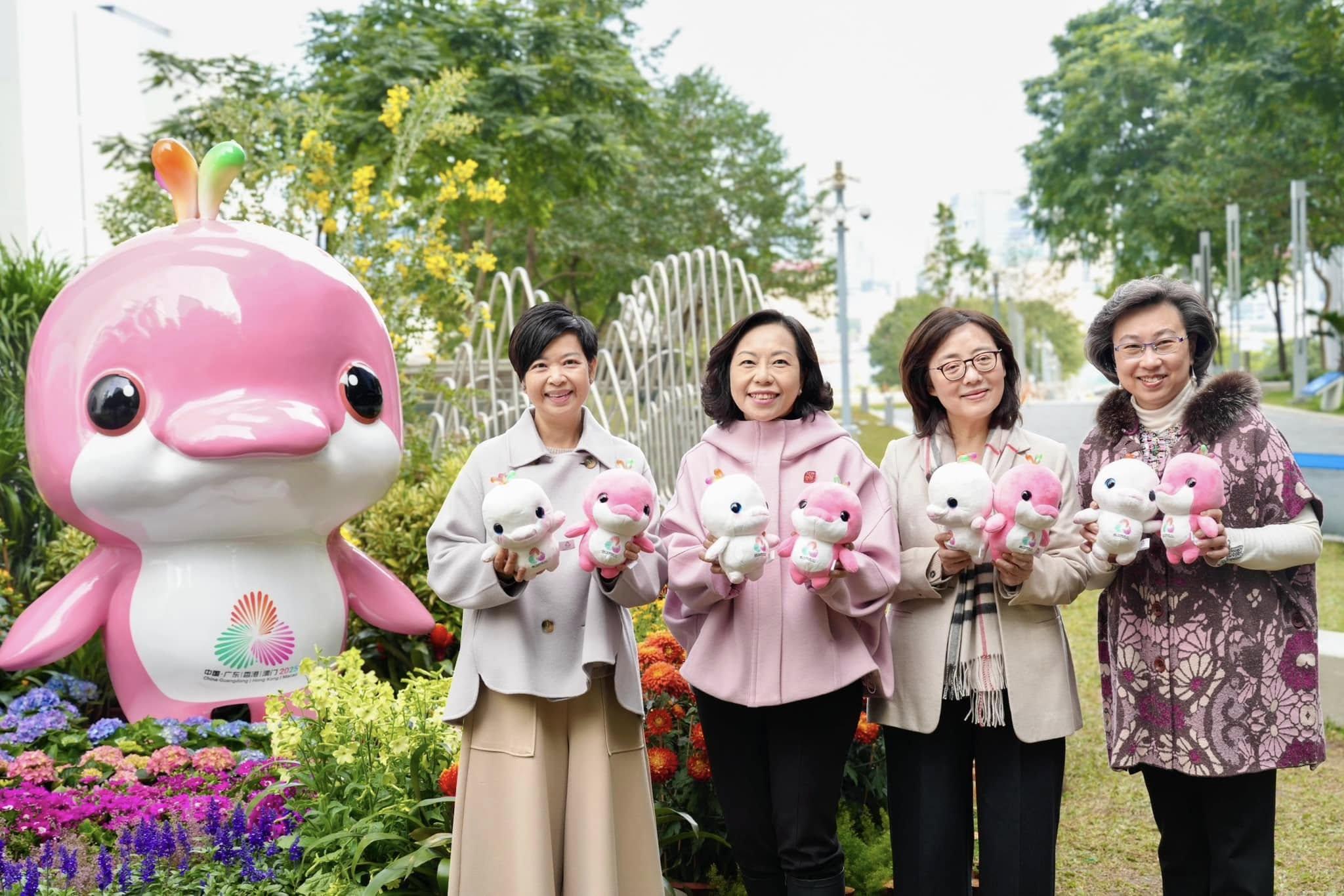 7位女局長及特首辦主任葉文娟手持「喜洋洋」和「樂融融」公仔,一同與一對2米高的「喜洋洋」和「樂融融」拍照。(羅淑佩FB)