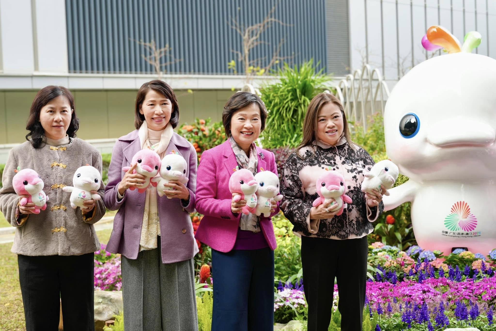 7位女局長及特首辦主任葉文娟手持「喜洋洋」和「樂融融」公仔,一同與一對2米高的「喜洋洋」和「樂融融」拍照。(羅淑佩FB)
