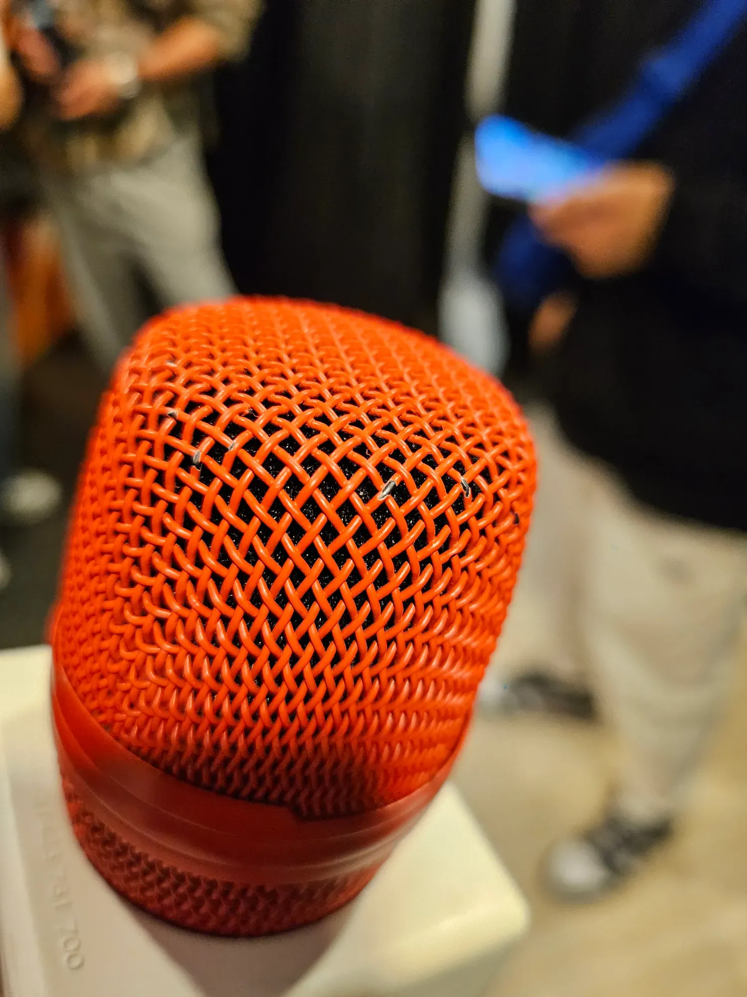 張敬軒的私家咪的咪頭出現甩漆情況。